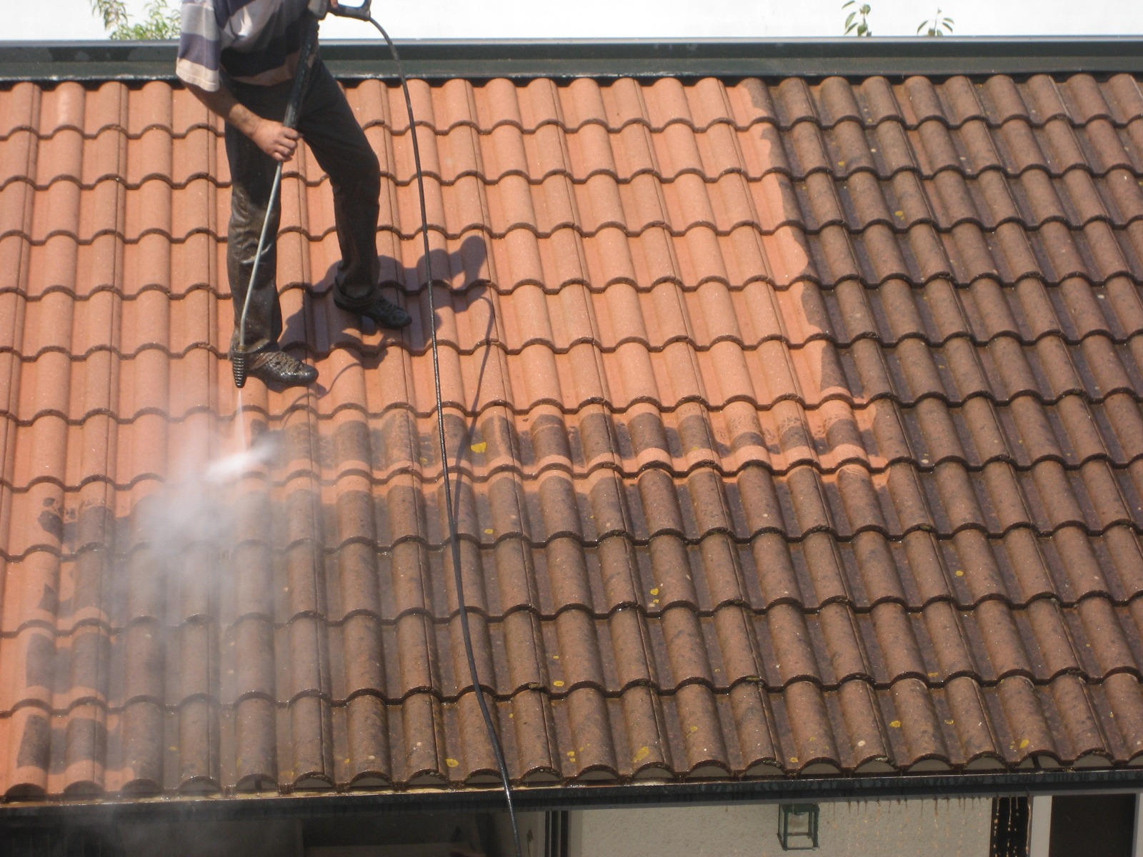 Lavage de toiture au nettoyeur haute pression